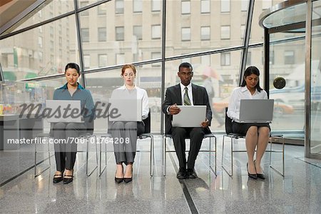 Gens d'affaires avec des ordinateurs portables dans le Foyer, Toronto, Ontario, Canada
