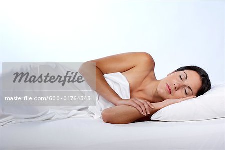 Portrait de femme dans le lit de sommeil