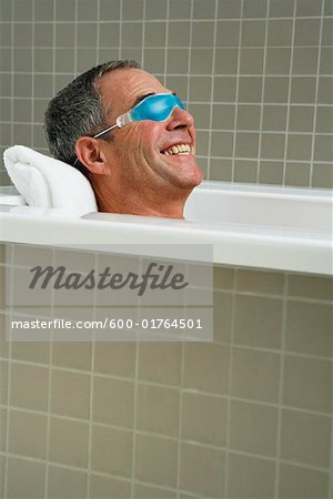 Mann in Badewanne