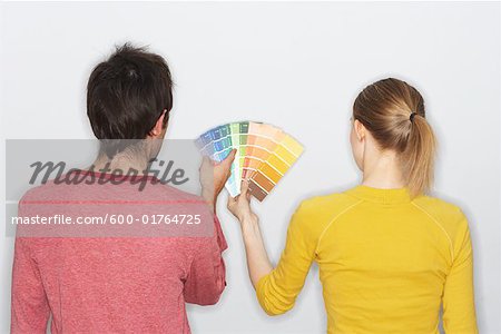 Paar Blick auf Paint-Farbfelder