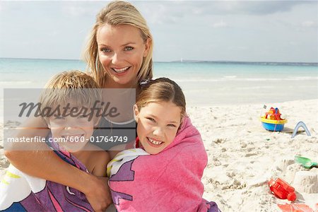 Porträt von Mutter mit Kindern am Strand, Mallorca, Spanien