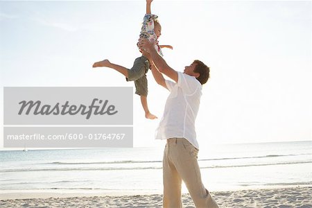 Père jouer avec des fils sur la plage, Majorque, Espagne