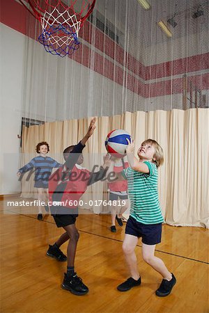 Enfants jouant au Basketball