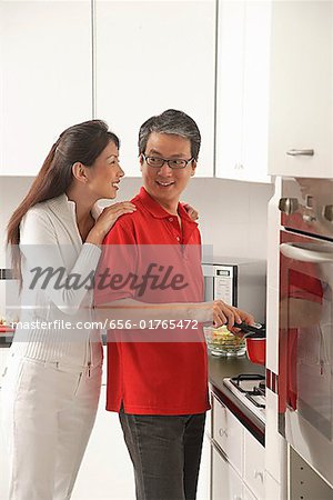 Mann und Frau in der Küche kochen