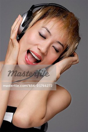Une jeune femme avec un casque écoute de la musique