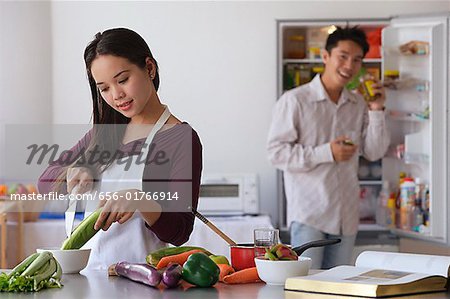 Jeune couple de cuisson dans la cuisine