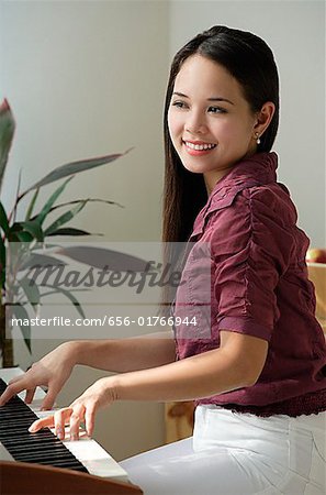 Junge Frau spielen Tastatur
