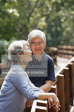 Couple d'âge mûr côte à côte, sourire, femme regardant vers le haut
