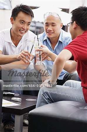 Trois gars dans un café, faire griller avec boissons