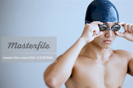 Mann mit Badehaube, Brille anpassen