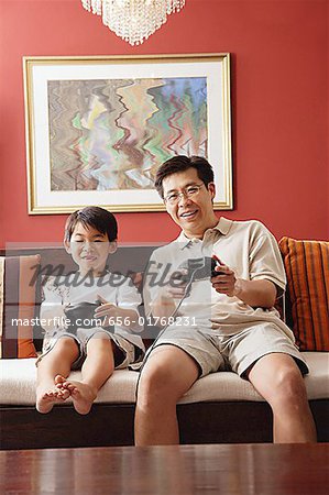 Vater und Sohn im Wohnzimmer, Video-Spiel