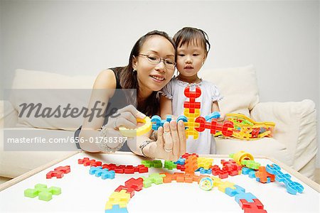 Mère et fille regardant pièces de jouets