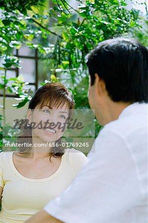 Femme regardant le mari, souriant