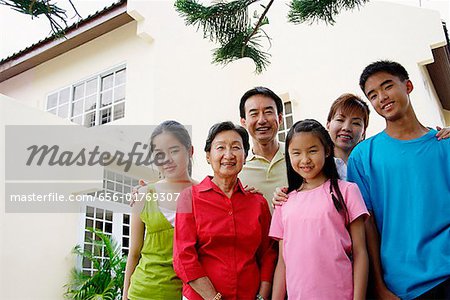 Debout famille, trois générations, regardant la caméra