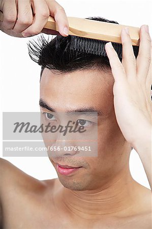 Se brosser les cheveux de l'homme