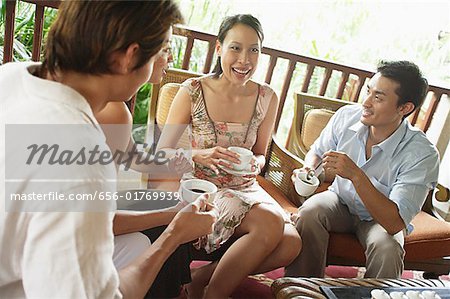 Couples assis à la maison de pause-café et de parler