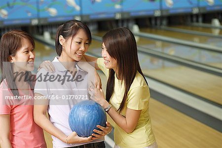 Frauen im Bowlingbahn, reden