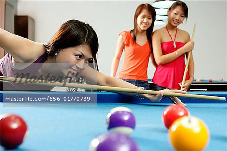 Frauen spielen Billard/snooker