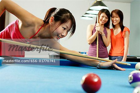 Frauen spielen pool