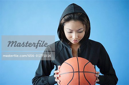 Frau tragen Kapuzenoberteil, hält basketball