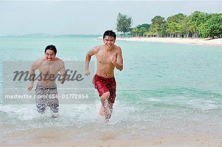 Deux hommes le long de la plage