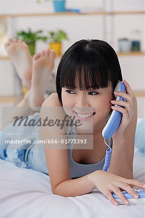Jeune femme à l'aide du téléphone