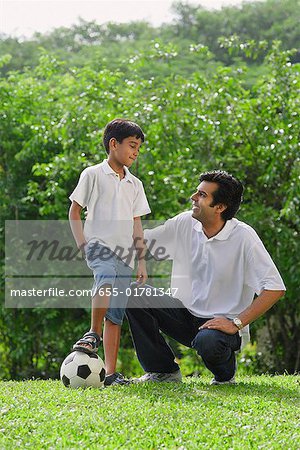 Vater und Sohn spielen zusammen Fußball
