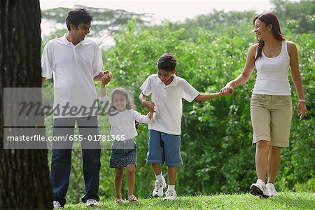 Familie zusammen im Park spazieren