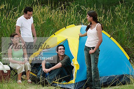 Junge Freunde, camping in der Wildnis