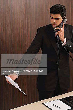 Homme d'affaires parlant au téléphone