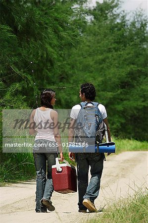 Junges Paar Wandern in der Wildnis