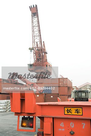 Grues et des conteneurs de fret dans le chantier naval