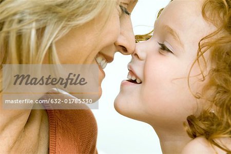 Mère et fille touchant le nez et souriant à l'autre, recadrée vue