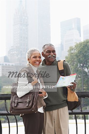 Couple en ville avec la carte, New York City, New York, USA