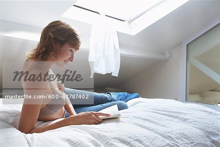 Lecture de la femme sur le lit