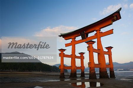 Portail torii de l'eau, Miyajima, Honshu, Japon