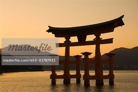 Portail torii au crépuscule, baie d'Hiroshima, Miyajima, Honshu, Japon