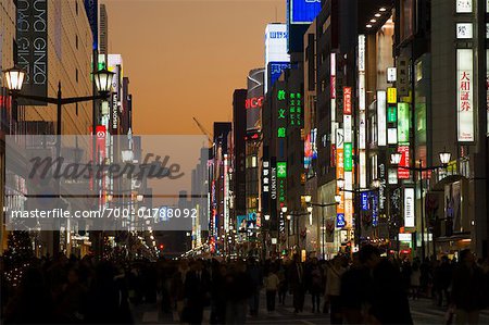 Quartier de Ginza, au crépuscule, Tokyo, Japon Quartier de Ginza, au crépuscule, Tokyo, Japon