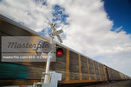 Train Kreuzung mit Speeding Zug, in der Nähe von Casa Grande, Arizona, USA