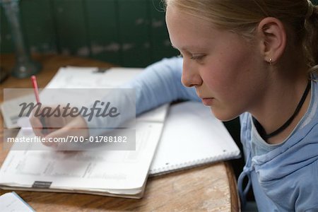 Jeune fille à faire leurs devoirs