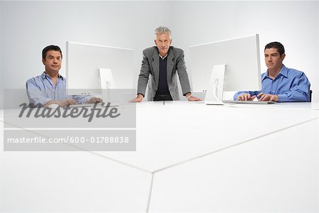 Porträt des Business Teams mit Computern