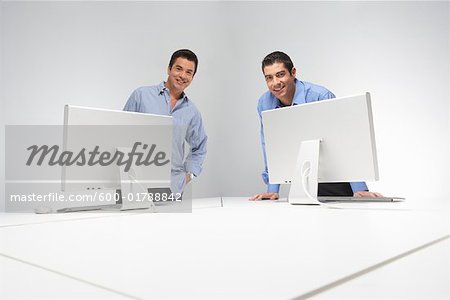 Porträt von Geschäftsleuten mit Computern