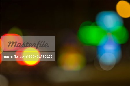 Lumières de la ville floues dans la nuit