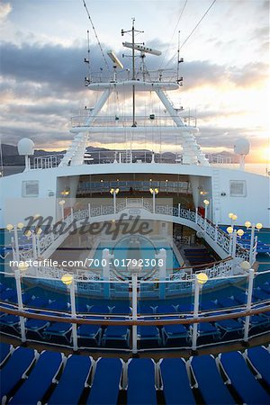 Pont du paquebot de croisière au lever du soleil