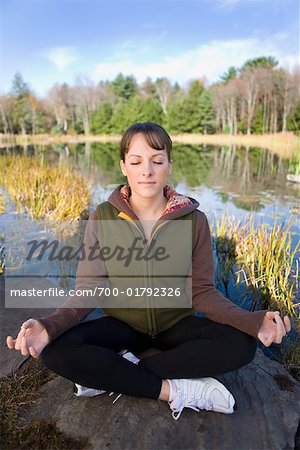 Frau meditieren in der Natur
