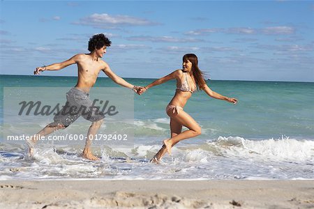 Paar am Strand laufen