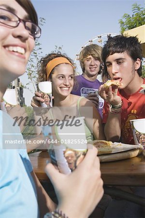 Adolescents traîner, manger
