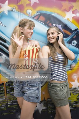 Deux adolescents femmes posant dans le parc d'attractions