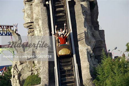 Adolescents sur le tour de parc d'attractions