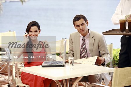 Paar am Strand Café-Tisch mit laptop